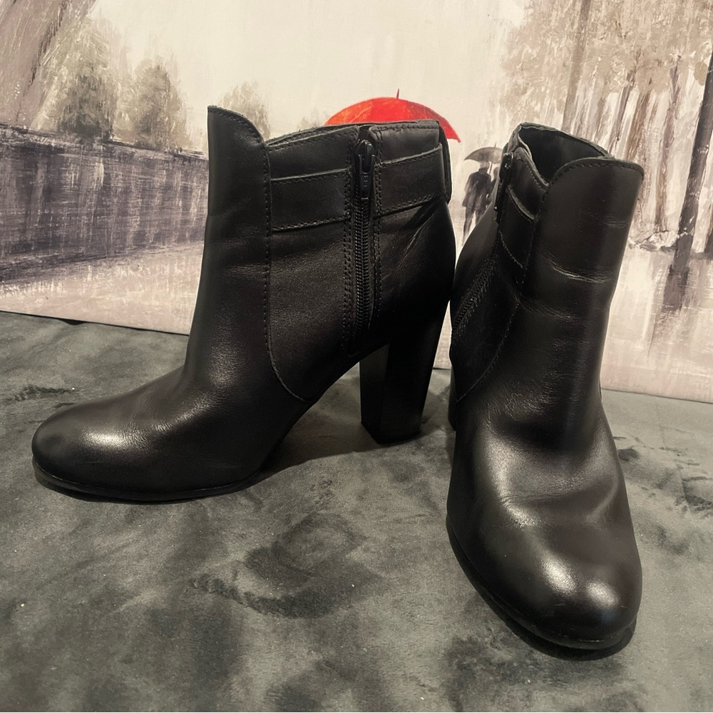 Liz Claiborne Black Heeled Boots with Chunky Heel and Sleek Design